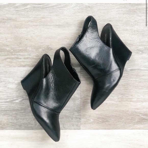 BCBGeneration Shoes - BCBGeneration black leather Edalynn wedge